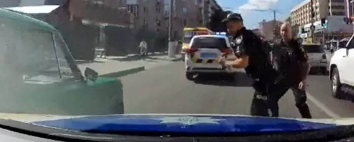 Стрілянина у Кропивницькому - нетверезий погрожував підірвати гранату, втікав на авто від поліції й отримав кулю у колесо 