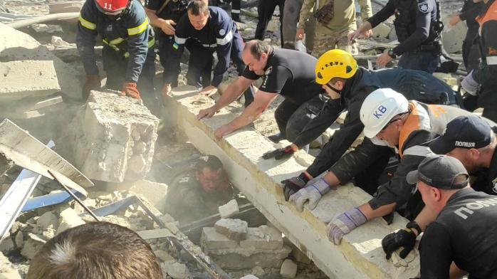 В Кривом Роге погиб полицейский, 25 пострадавших - троих достали из-под завалов