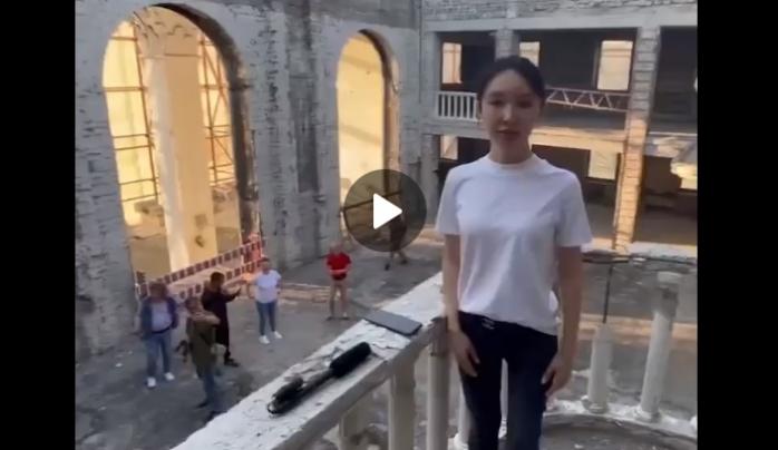 “Оперна діва” з Китаю заспівала “Катюшу” на руїнах драмтеатру Маріуполя