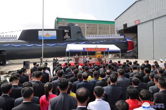 КНДР показала спуск на воду первой субмарины "для тактической ядерной атаки" 