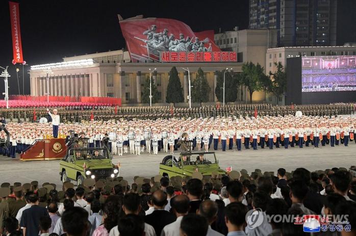 Протитанкові ракети на тракторах - в КНДР провели третій за рік військовий парад