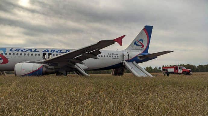  В России Airbus A320 экстренно сел в поле 