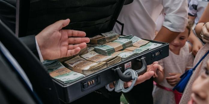 Оккупанты зарабатывают деньги на захваченных предприятиях оккупированных территорий, фото: Pixnio