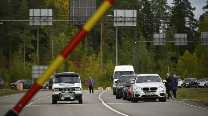 Фінляндія вирішила закрити кордон для авто з номерами рф. Фото: 