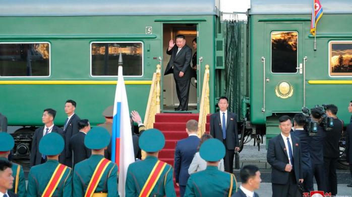Трэш, который заслужила россия — Ким Чен Ина отправили домой в ушанке и под «Прощание славянки»