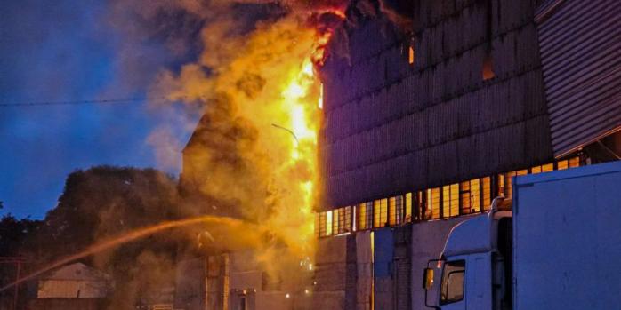 Во Львове после российской воздушной атаки вспыхнул масштабный пожар, фото: ГСЧС