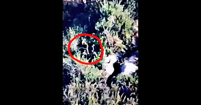 Момент избиения российских солдат палкой, скриншот видео