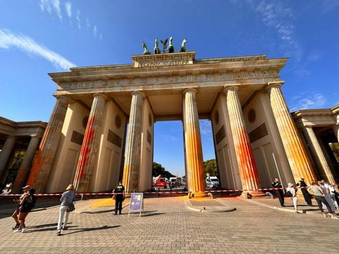 Бранденбургские ворота Берлина вымоют за 35 тыс. евро