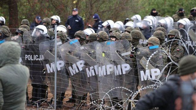Мигранты пытались прорвать белорусско-польскую границу. Фото: