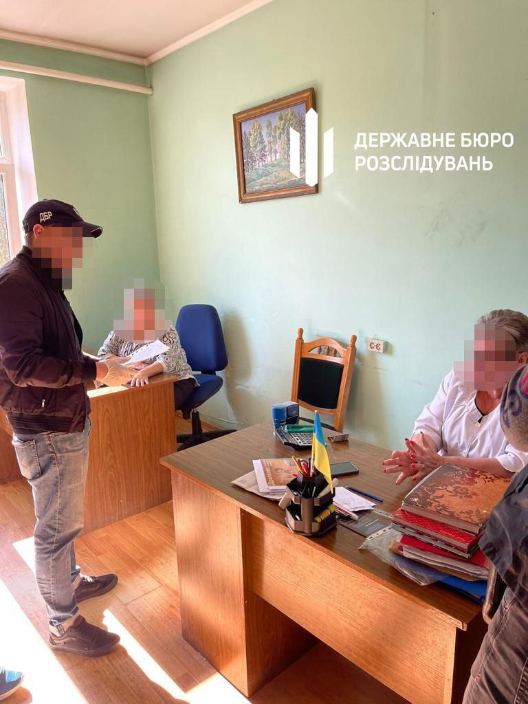На Львівщині лікарка намагалась зʼїсти хабар, який вимагала у військового 