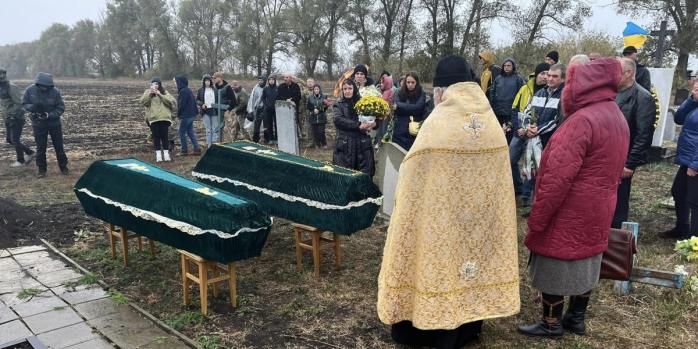 Поховання жертв ракетного удару по селу Гроза, фото: Андрій Канашевич