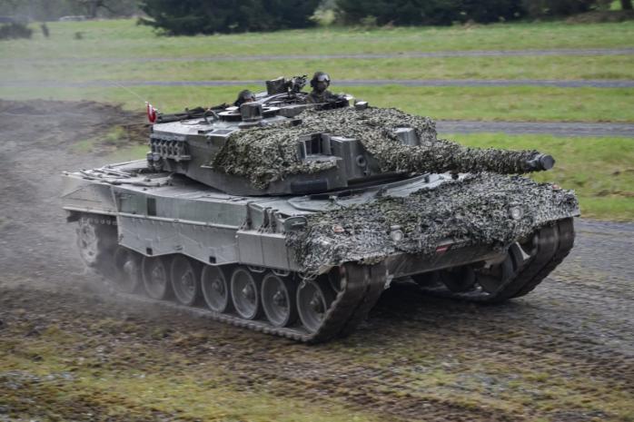 Leopard 2 полює на російський танк в Запорізькій області - дії екіпажу зсередини 