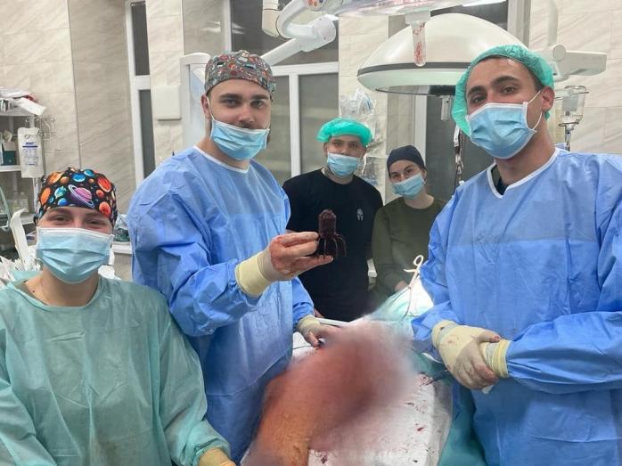В прифронтовом госпитале из тела раненого бойца врачи получили хвостовик мины 