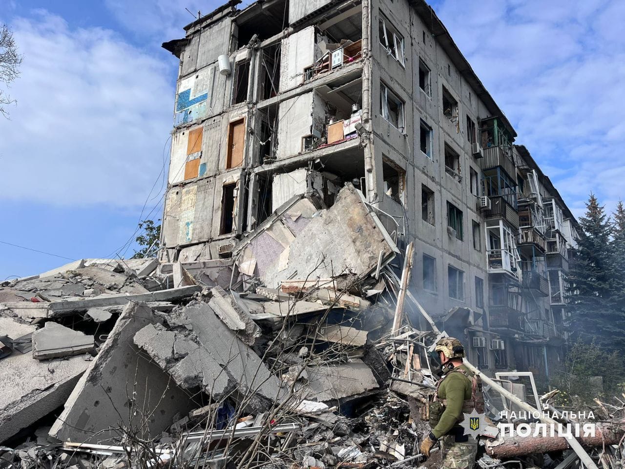 Наслідки прильоту бомби на будинок в Авдіївці, Фото: МВС