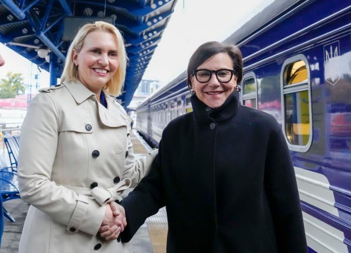 Брінк та Пріцкер на вокзалі у Києві, Фото: Х/ Ambassador Bridget A. Brink