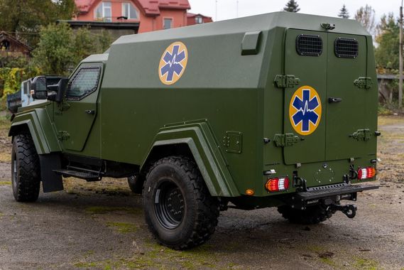  До України прибула перша броньована автівка швидкої допомоги