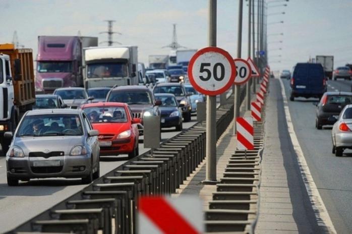 В Украине обновили ПДД в соответствии со стандартами ЕС - водители будут включать фары круглый год