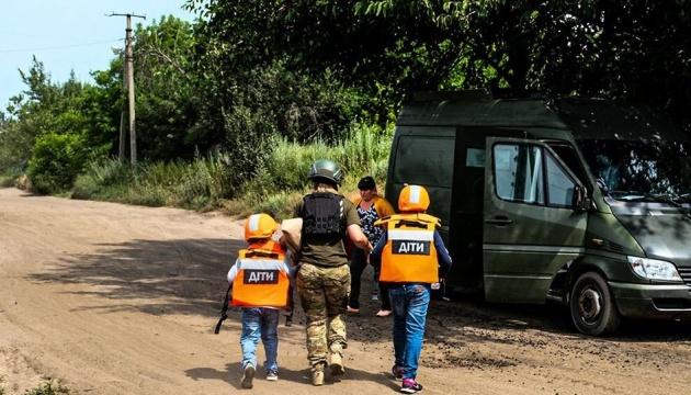 Херсонщину равняют с землей, но родители 637 детей игнорируют принудительную эвакуацию