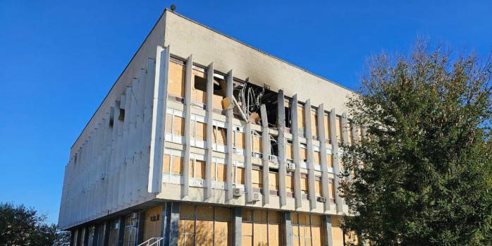 У Херсоні російський обстріл призвів до пожежі в бібліотеці, фото: Херсонська ОВА