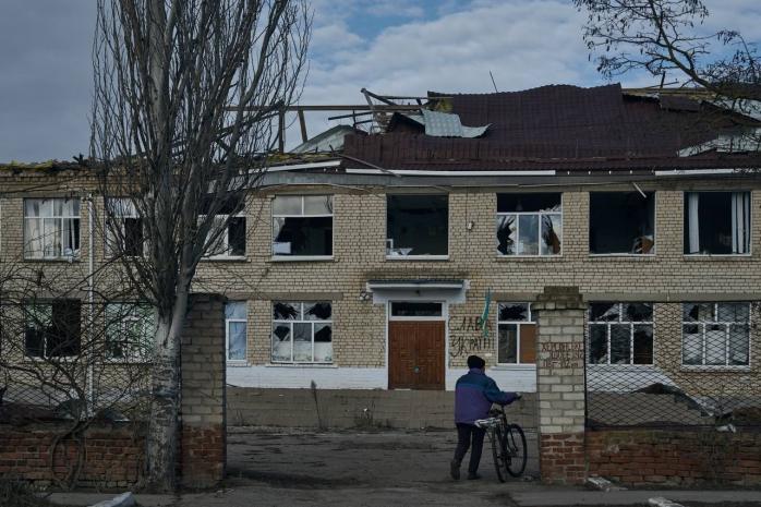 Армія рф вдарила ракетою по автобазі в Херсоні. Фото: 