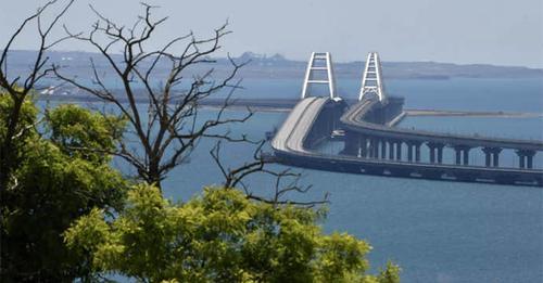 Россияне прячут Крымский мост под дымовым занавесом, в Севастополе воздушная тревога