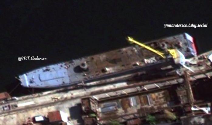 Як виглядає пошкоджений великий десантний корабель рф “Мінськ” — супутникові фото