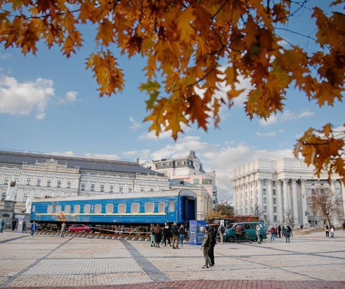 В центрі Києва виставили евакуаційний поїзд, який вивіз із блокованого рашистами Ірпеня 10 тис. жителів