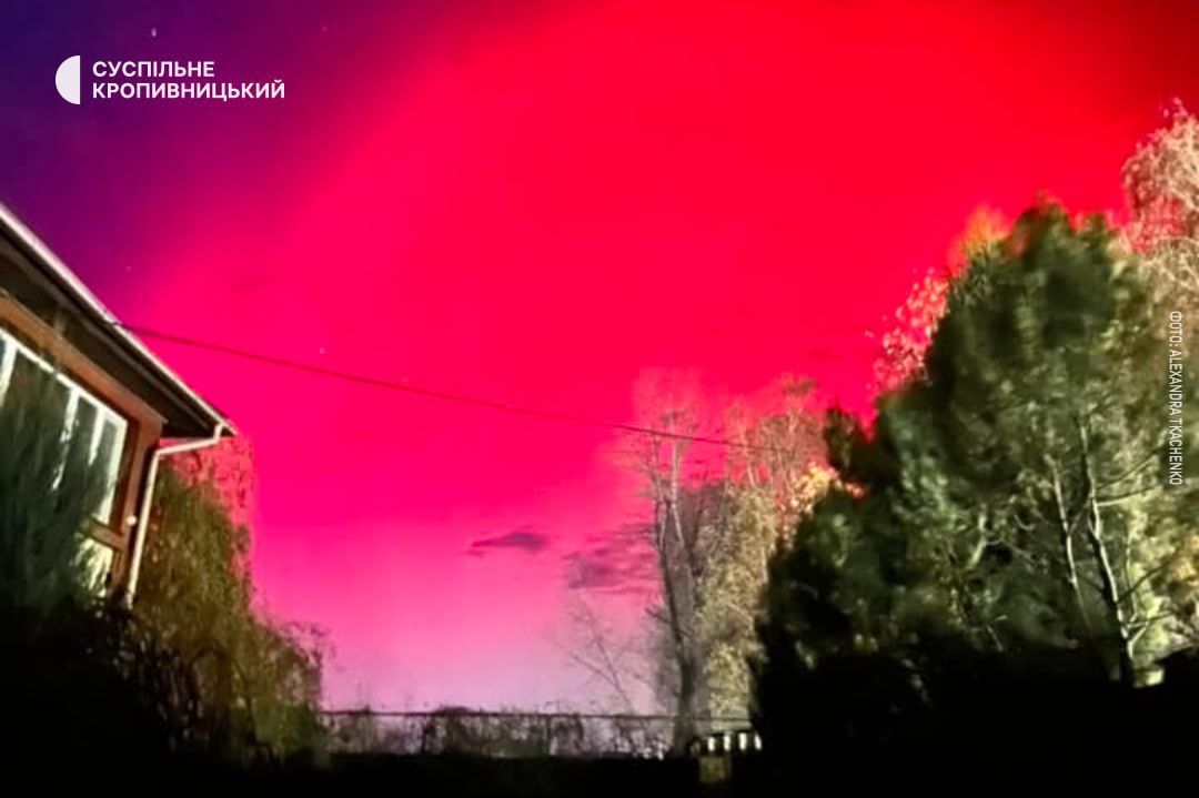 Північне сяйво в Україні - небо почервоніло