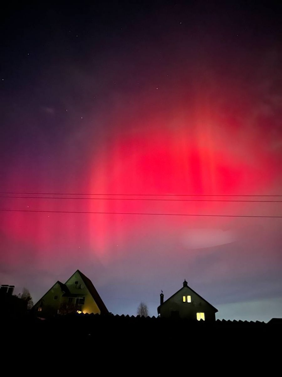Північне сяйво в Україні - небо почервоніло