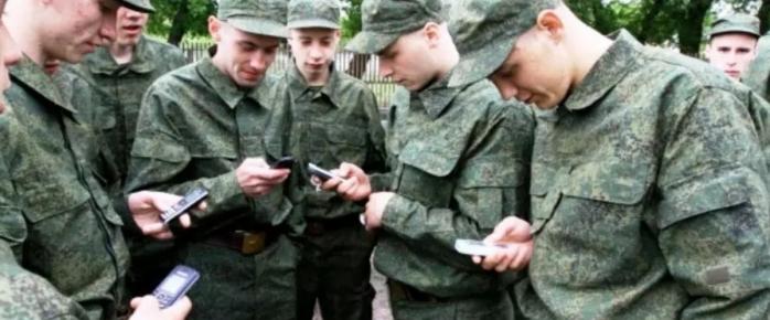 Россияне проверяют телефоны учащихся в Луганской области, фото: Ferra.ru