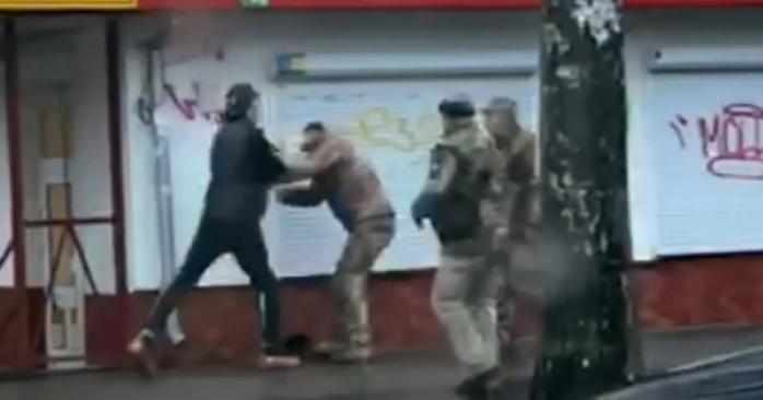 Працівника ТЦК побили у Житомирі. Скріншот з відео