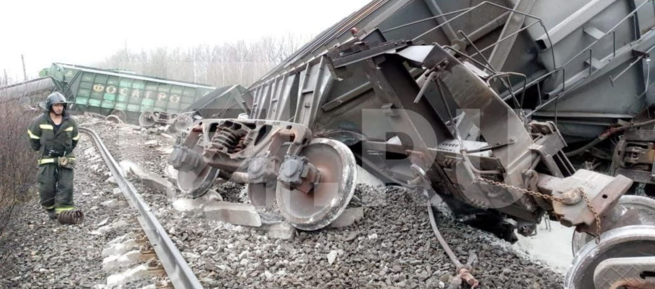 Вантажний потяг зійшов з рейок після вибуху в Рязанській області рф. Фото: Telegram-канали