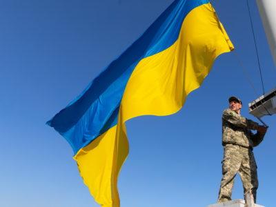 Пограничники подняли сине-желтое знамя в селе в серой зоне Харьковщины