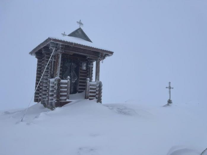 Настоящая зима наступила на высокогорье украинских Карпат. Фото: ГСЧС