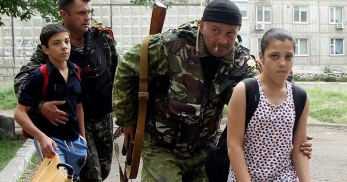 Российские захватчики используют мирных жителей в качестве живого щита, фото: Extreme.com.ua
