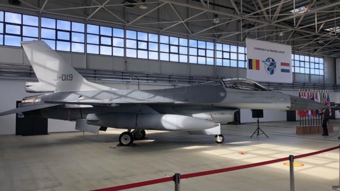 У Румунії відбулися показові польоти F-16 - поблизу Бухареста вчитимуть українських пілотів