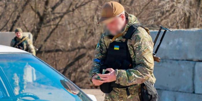 Працівники ТЦК в Одесі силоміць заштовхали чоловіка в авто. Фото: 