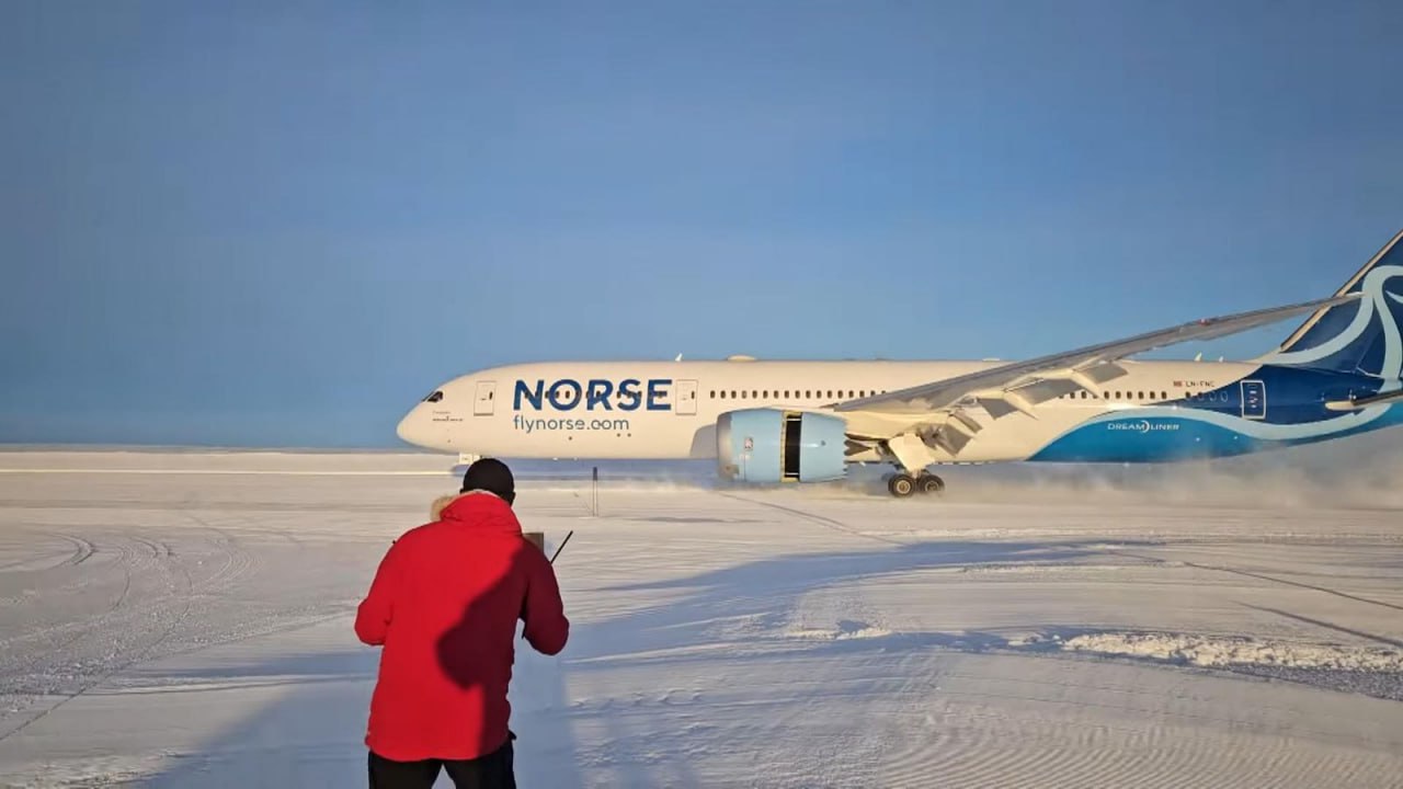 Пасажирський авіалайнер вперше в історії приземлився в Антарктиді. Фото: Sky News