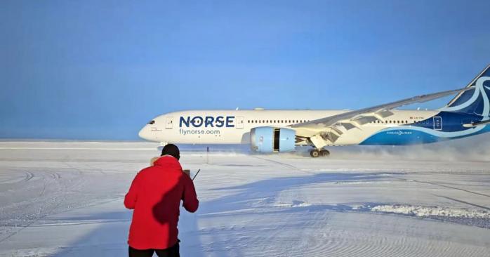 Пассажирский авиалайнер впервые в истории приземлился в Антарктиде. Фото: Sky News