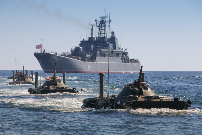 Российские военные корабли вышли из Черного и Азовского морей