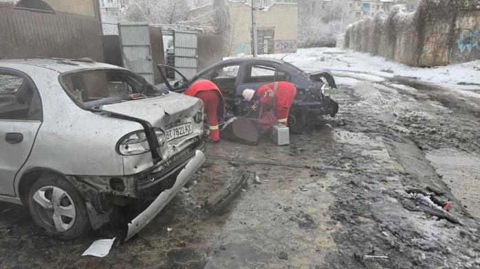 Армия россии обстреляла автостоянку в Херсоне. Фото: Александр Прокудин