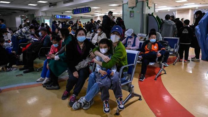 В Китае значительно возросло количество пневмоний у детей, больницы переполнены
