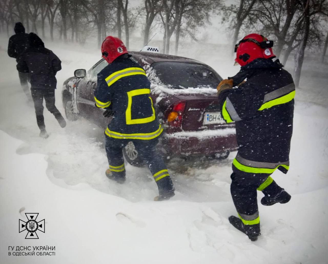 Негода на Одещині призвела до ДТП. Фото: ДСНС