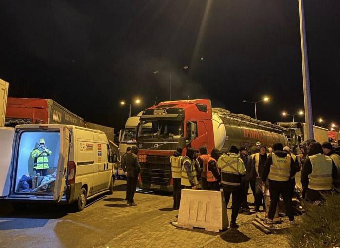 Польські волонтери підвозять заблокованим біля кордону українським водіям гарячу їжу 