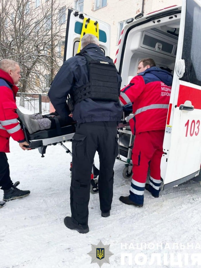 Родина з чотирирічною дитиною постраждала внаслідок російського обстрілу, фото: поліція Чернігівської області