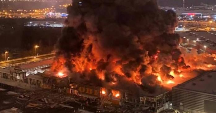 Масштабный пожар возник в Москве на заводе спецавтомобилей. Фото: 