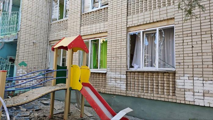 Окупанти обстріляли дитячий садок у Херсоні. Фото: Олександр Прокудін