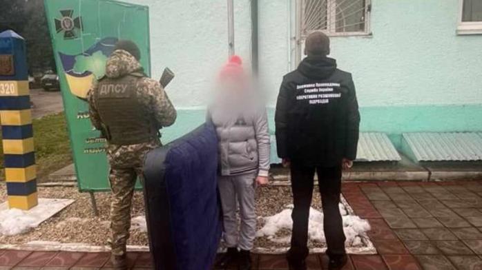 Уклониста в розовой детской шапке поймали на границе на Закарпатье
