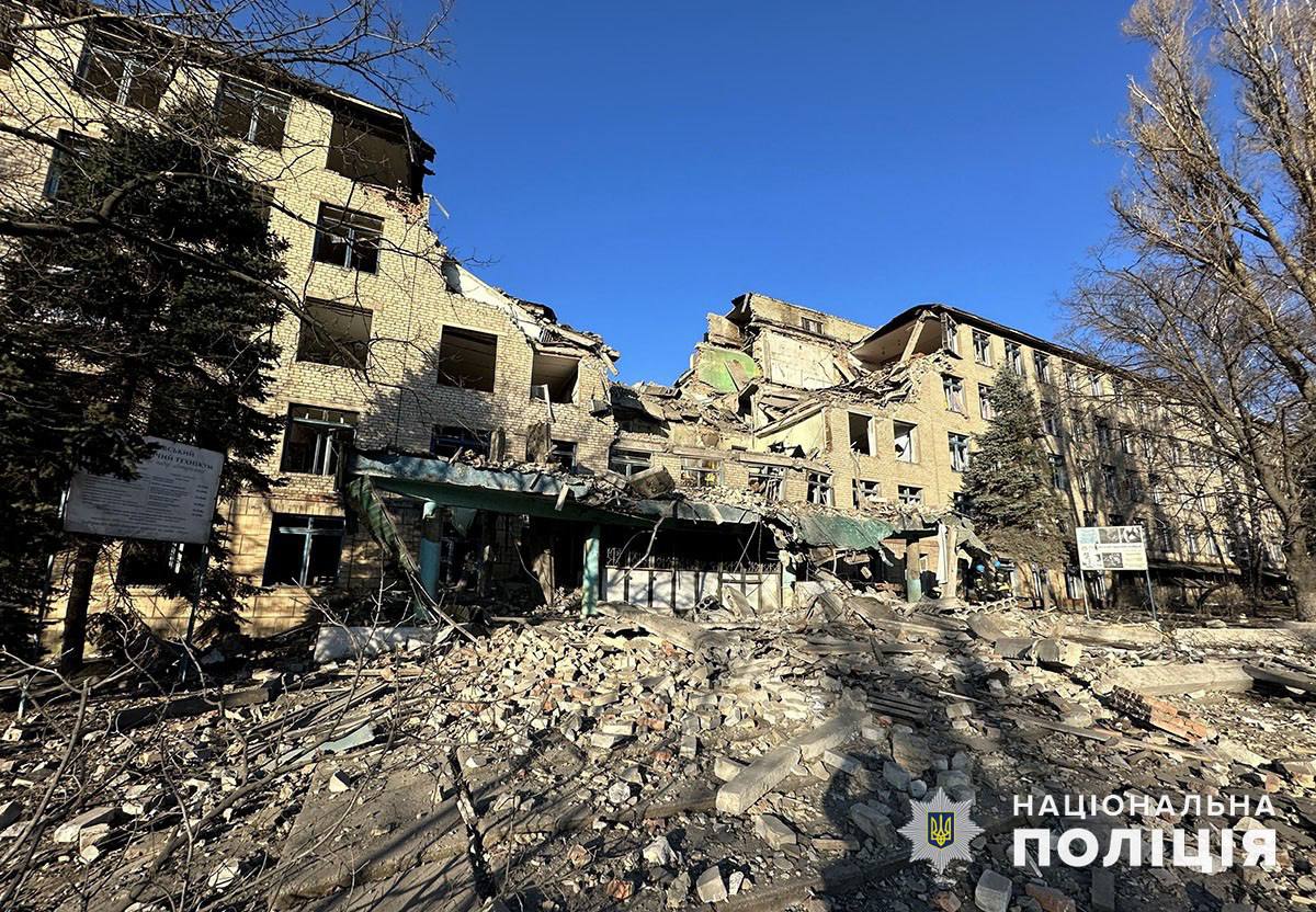 Зруйнований російськими С-300 центр Селидового показали в МВС 