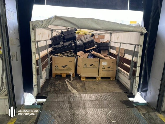 На потреби Сил оборони передали 10 тонн вилучених російських автозапчастин, фото: ДБР